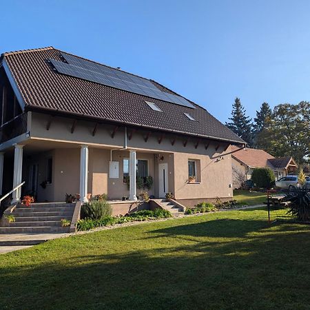 Virágos Apartman Balatonszárszó Esterno foto