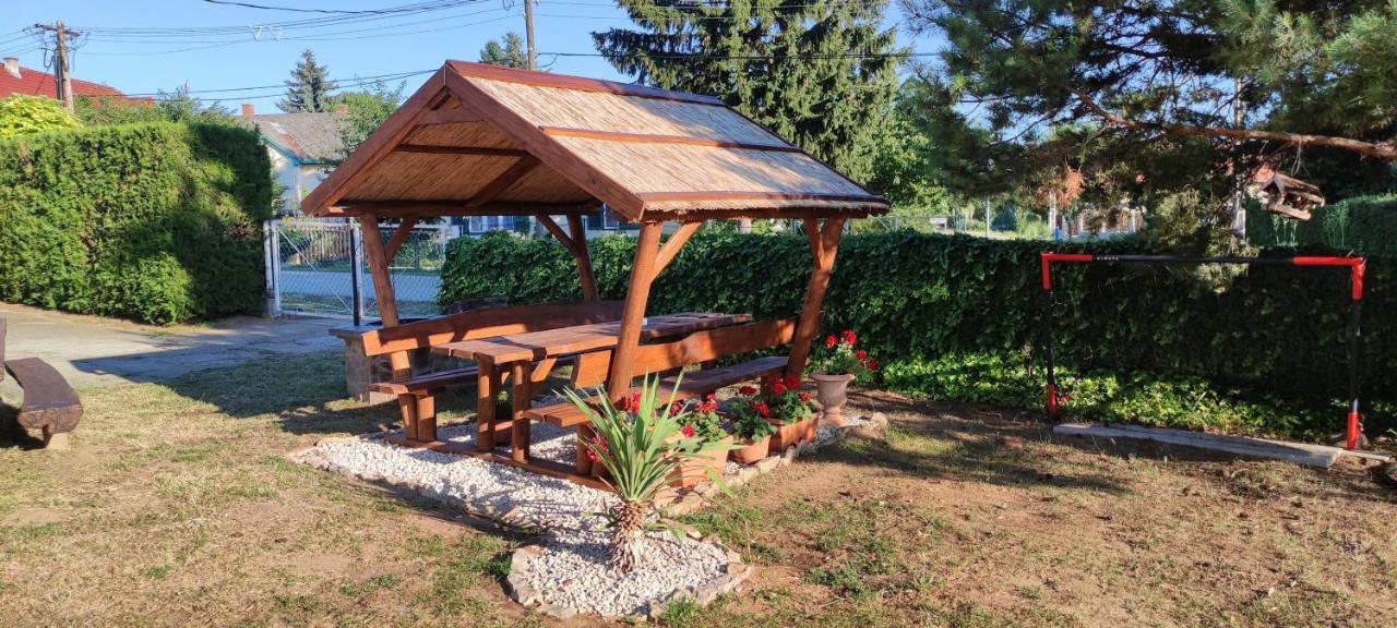 Virágos Apartman Balatonszárszó Esterno foto