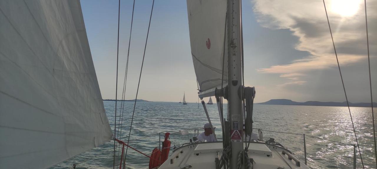 Virágos Apartman Balatonszárszó Esterno foto
