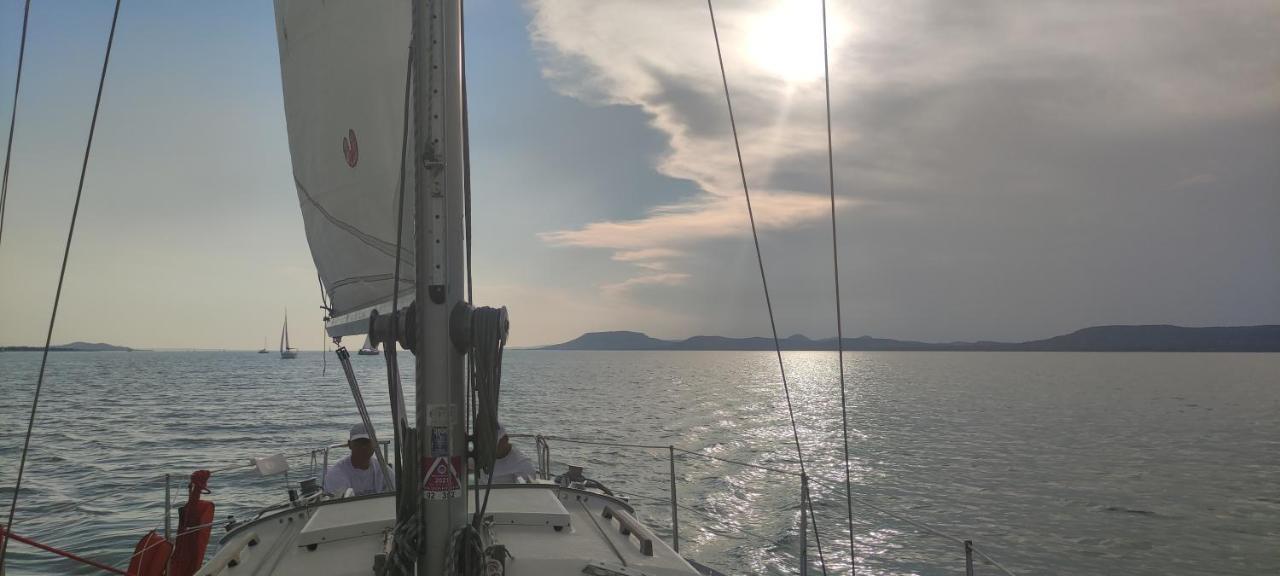 Virágos Apartman Balatonszárszó Esterno foto