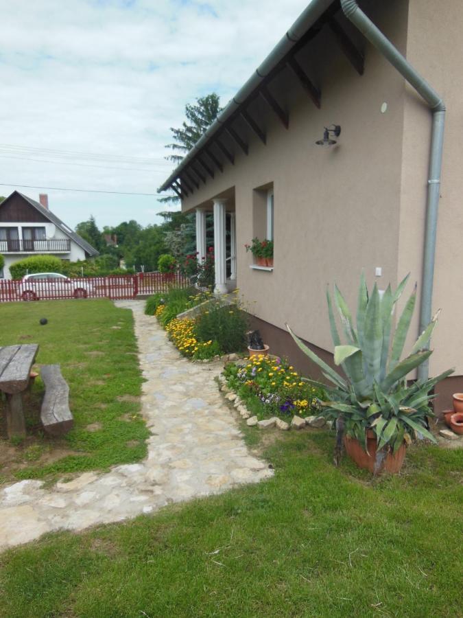 Virágos Apartman Balatonszárszó Esterno foto